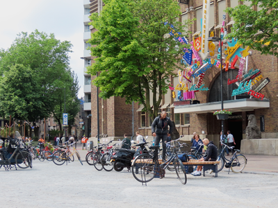 915032 Gezicht op een deel van de westzijde van de heringerichte Neude te Utrecht, met rechts een nieuwe bank; de ...